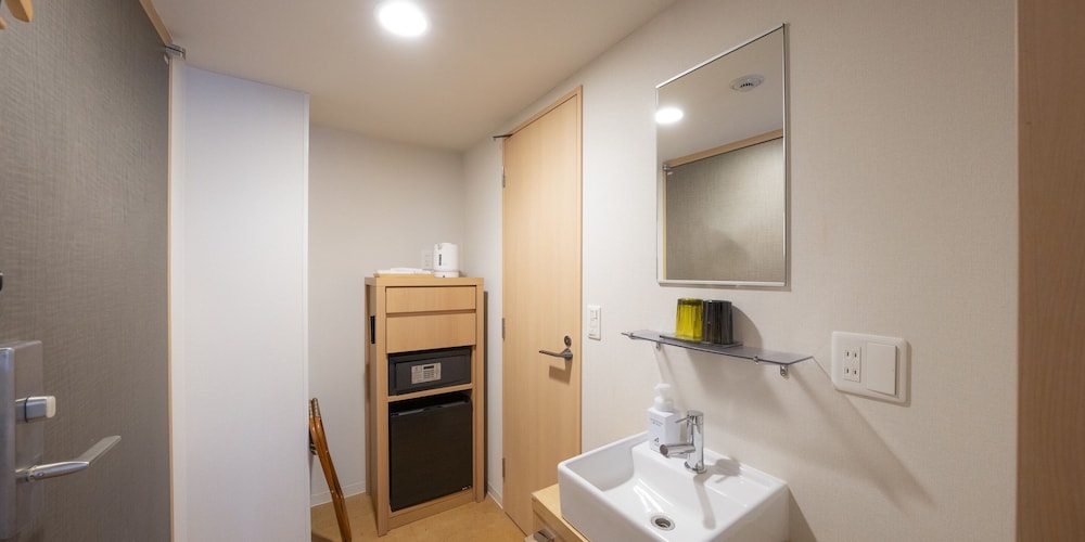 Economy Twin Room, Non Smoking - Photo 9