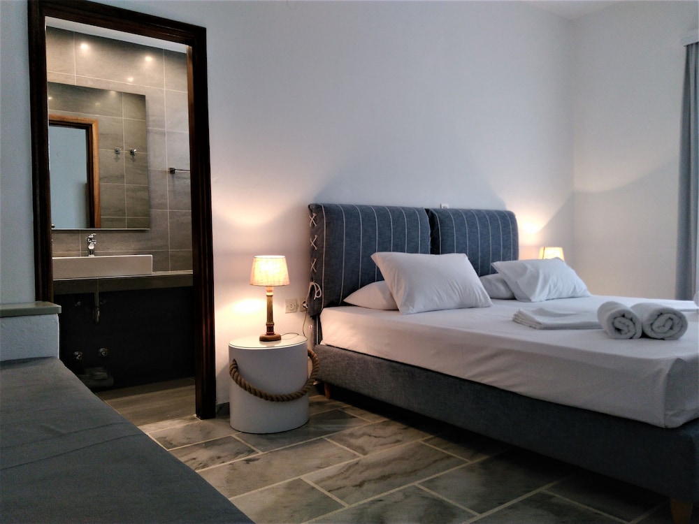 Superior Double or Twin Room, Partial Sea View