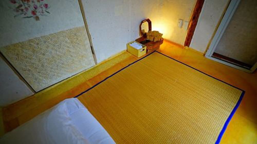 Room (1) photo 3