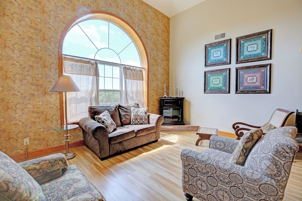 Royal Condo, 3 Bedrooms, Balcony photo 3