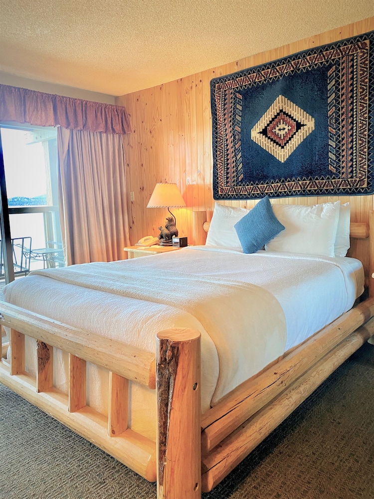 Standard Room, 1 Queen Bed, Lake View (Balcony or Patio) - Photo 3