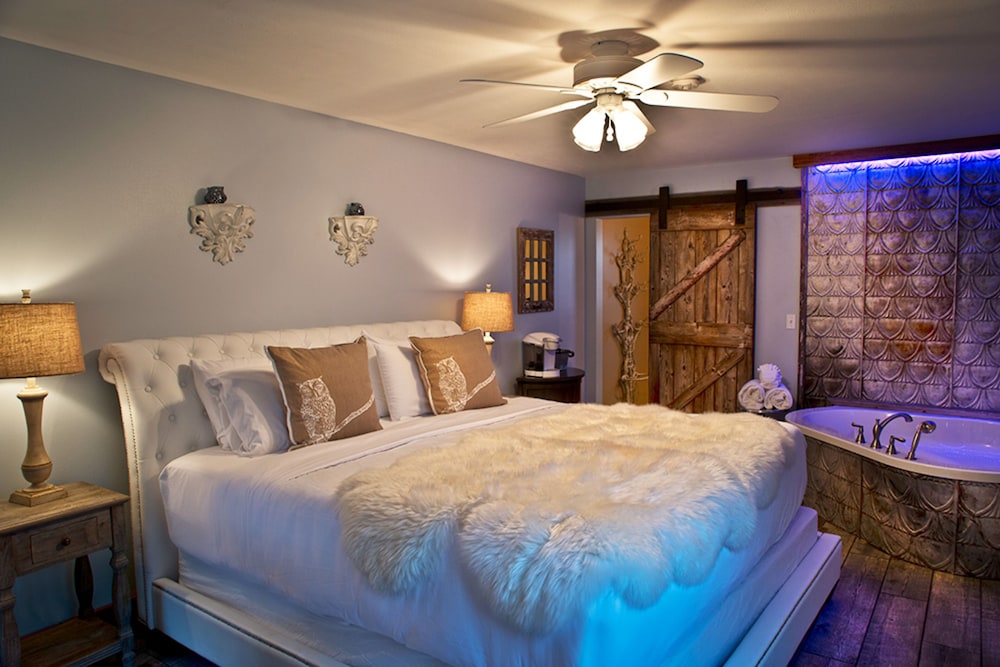 Carriage House Whirlpool Room