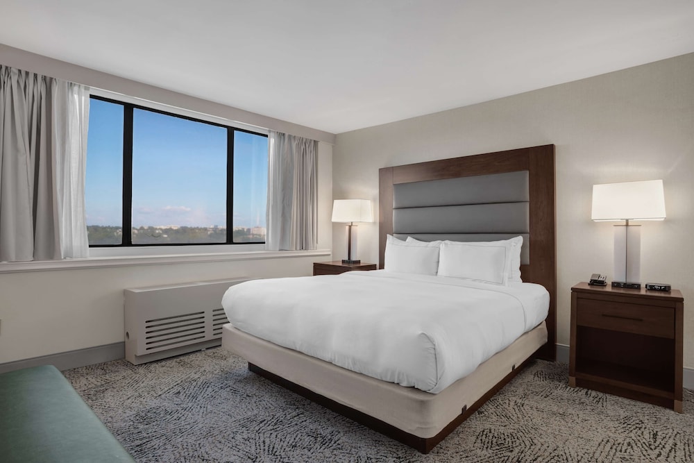 Junior Suite, 1 King Bed, Accessible photo 1