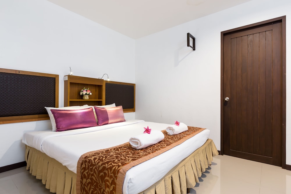 Deluxe Suite (2 Adults and 1 Child under 6 years old sleeping for free in existing beds) photo 1