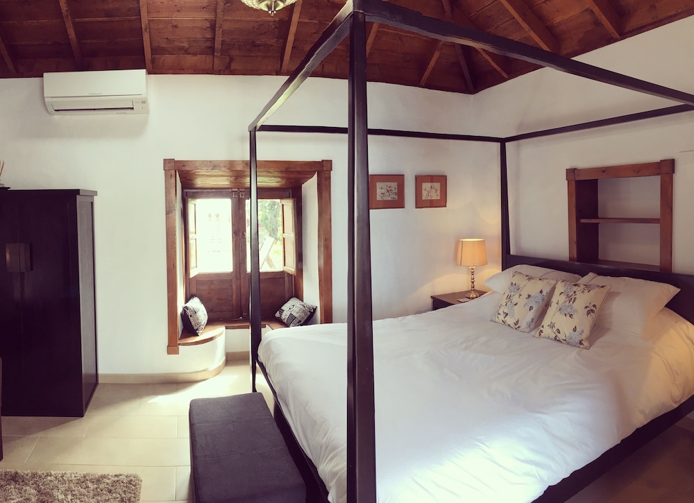 Double Room, 1 King Bed, Private Bathroom (King Room with bath and shower) photo 3