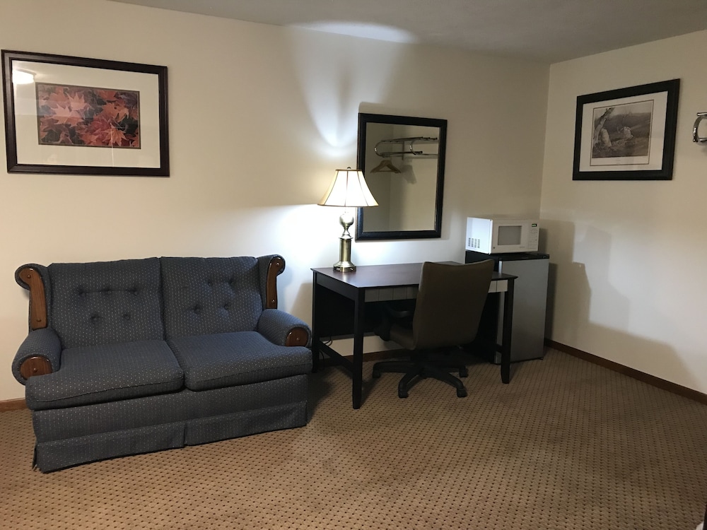 City Double Room, 2 Queen Beds, Refrigerator & Microwave photo 3