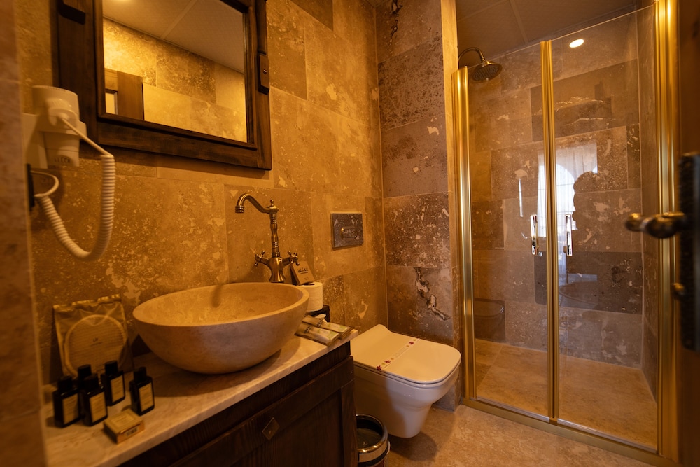 Luxury Suite - Photo 8