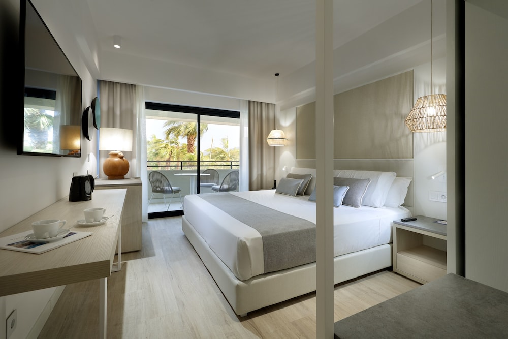 Deluxe Double Room Single Use, Pool View (Signature Level)