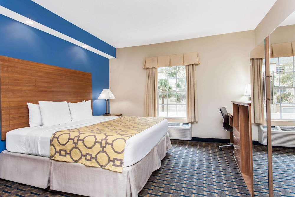 Suite, 1 King Bed, Non Smoking (One-Bedroom Suite) - Photo 3