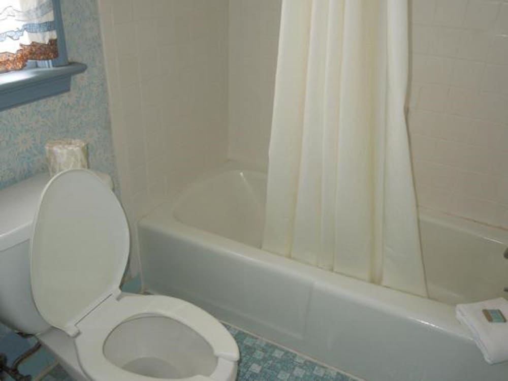 Room, 1 Queen Bed, Non Smoking, Refrigerator & Microwave - Photo 6