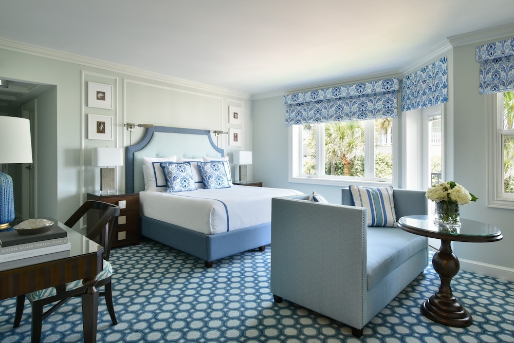 Standard Room, 1 King Bed, Partial Ocean View - Photo 3