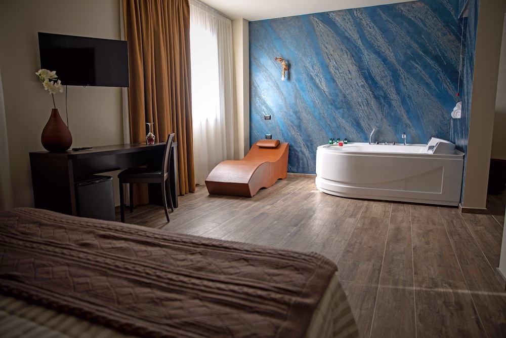 Suite, Jetted Tub
