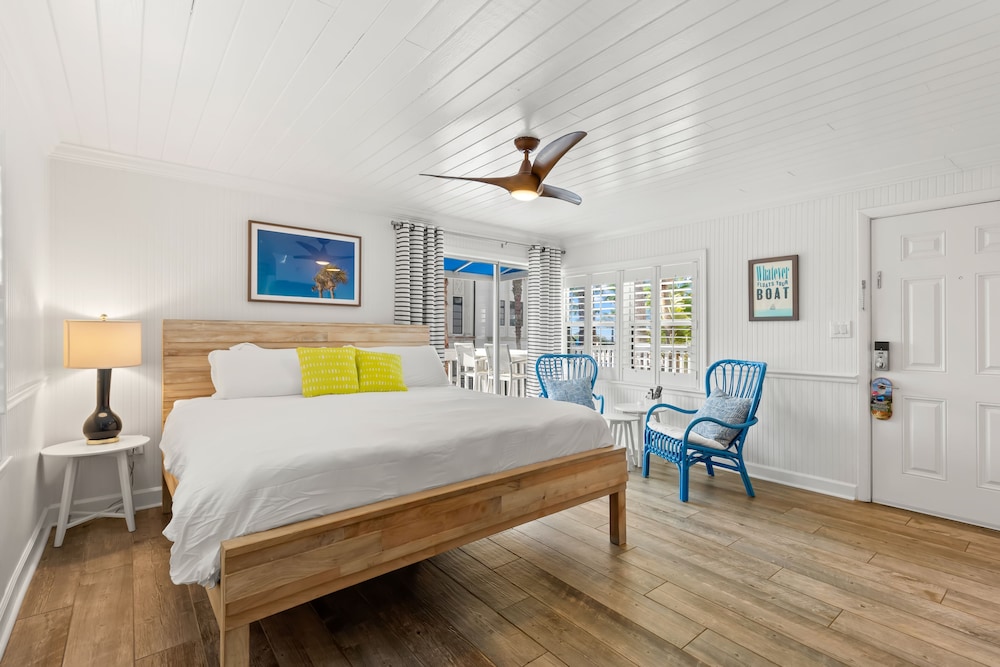 Deluxe Studio, 1 King Bed (Sunset)