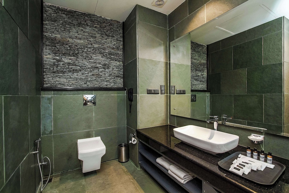 Suite, 2 Bedrooms - Photo 4