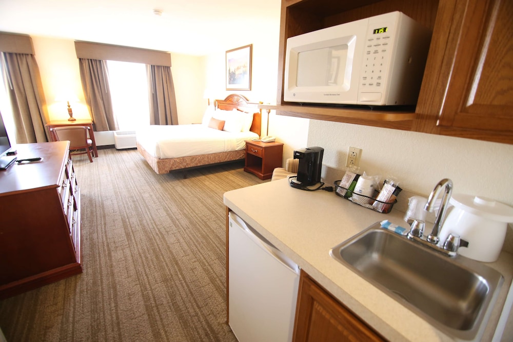 Standard Room, 1 King Bed, Jetted Tub, Golf View - Photo 3