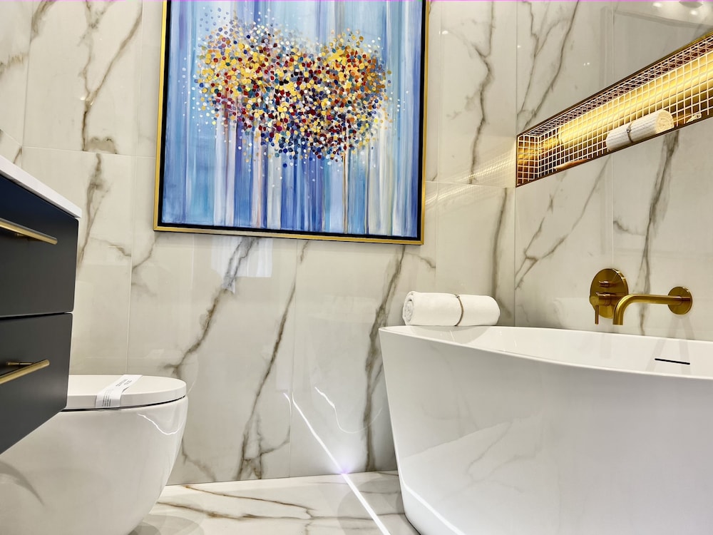 Luxury Magnific Suite, 2 Bedrooms, 2 Bathrooms (Krzywe Kolo street, Old Town view, 105 m2)