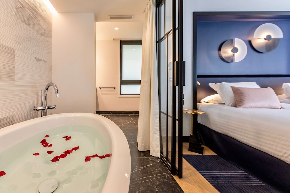 Exclusive Suite, 1 King Bed, Non Smoking, Terrace (Twin bed on request;with Sofabed) photo 2