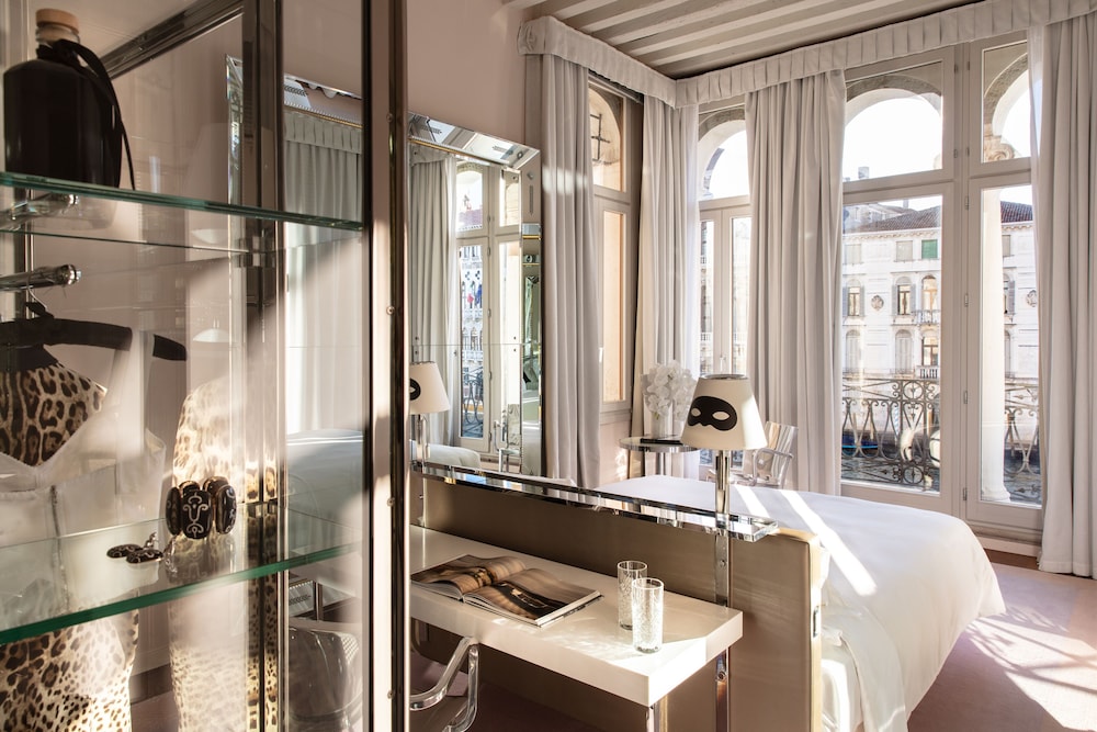 Signature Suite (Grand Canal) photo 1