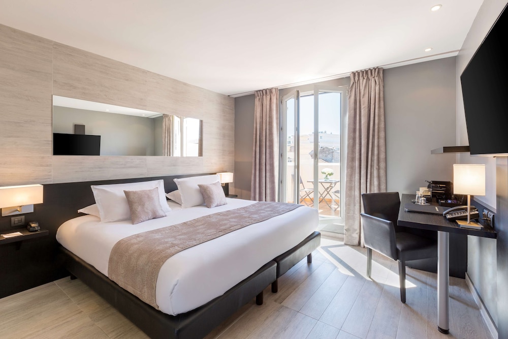 Deluxe Room, 1 King Bed, Non Smoking, Terrace - Photo 17