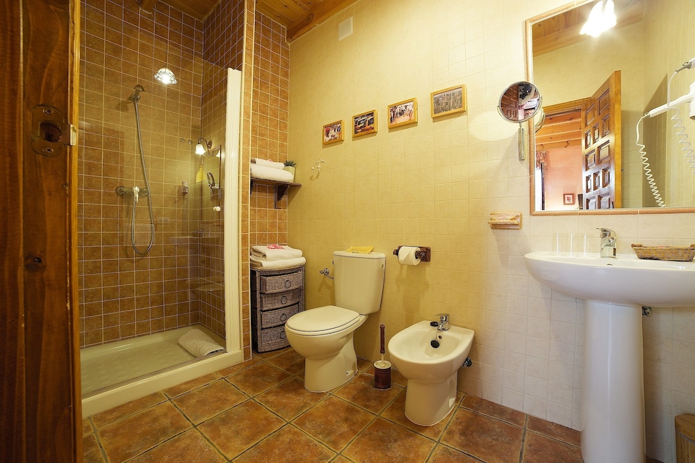 House, 5 Bedrooms photo 2