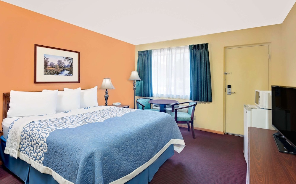 Standard Room, 1 Queen Bed - Photo 1