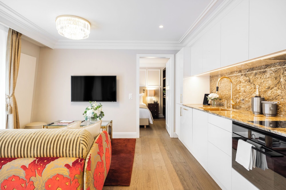 Deluxe Room, 1 King Bed with Sofa bed, Lake View