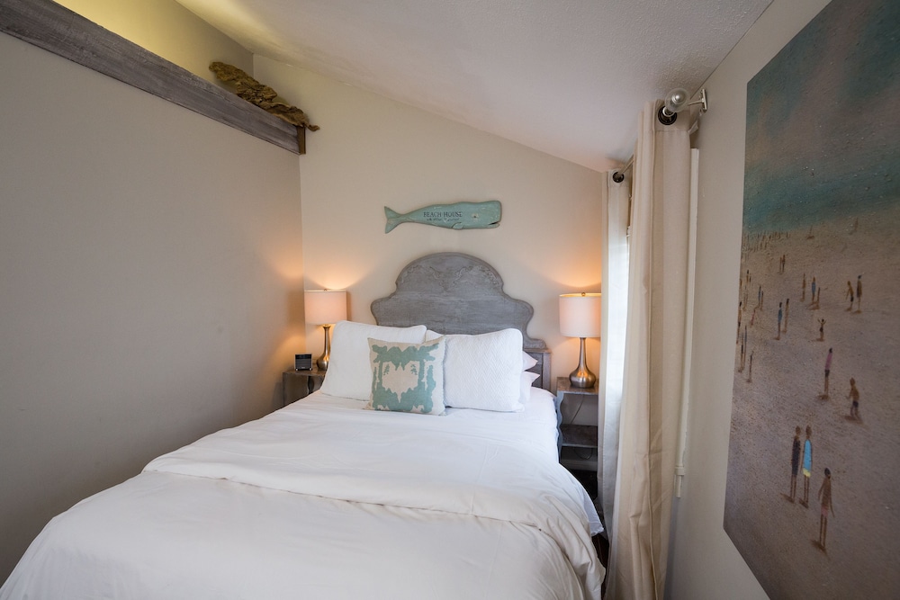 Beachside Bungalow - Queen photo 2