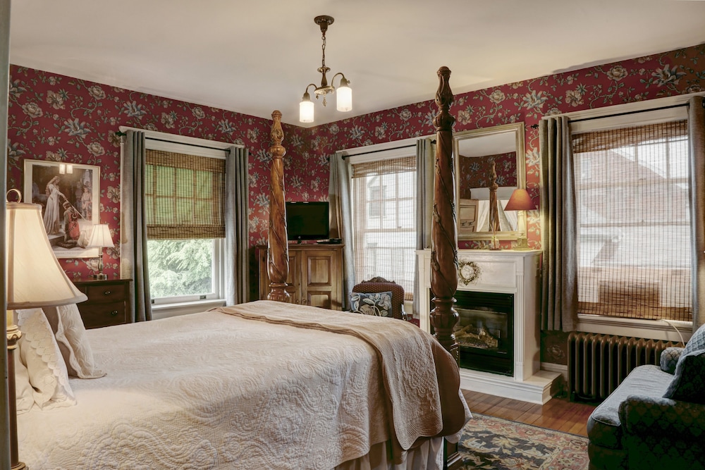 Deluxe Room, 1 Queen Bed (Antebellum) photo 2