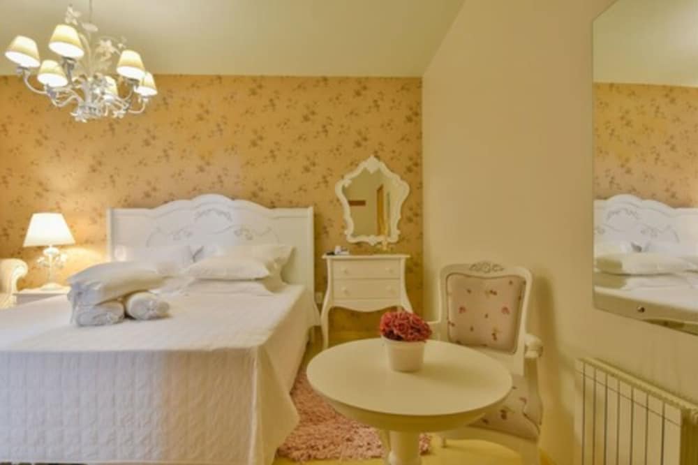Honeymoon Suite photo 3
