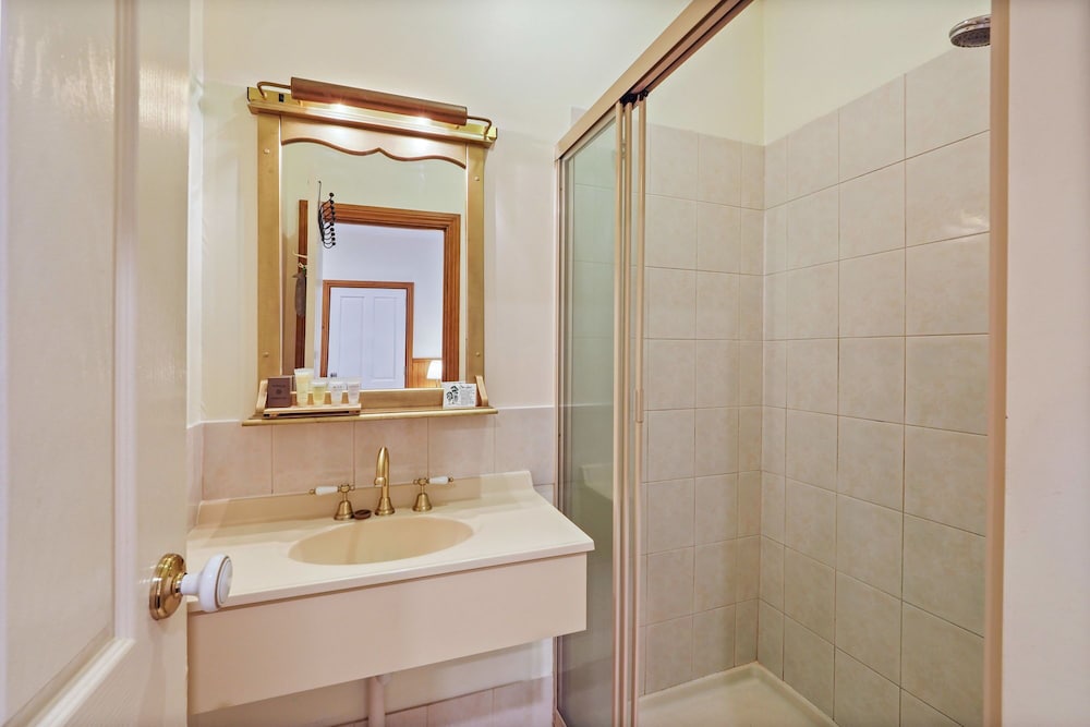 Comfort Room, 1 King Bed, Balcony, Garden View
