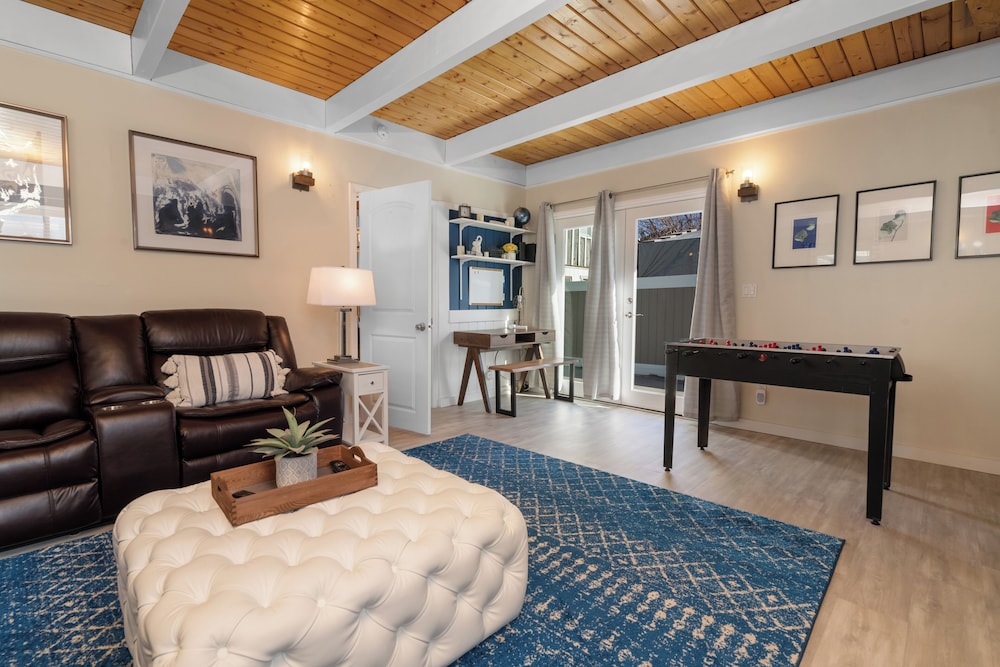 House, Multiple Beds, Hot Tub, Mountain View photo 3