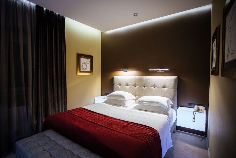 Luxury Suite, 1 King Bed, Jetted Tub photo 2