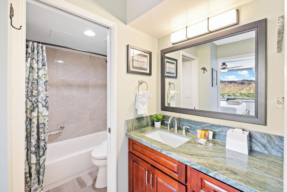 Diamond Head and Ocean views with King Bed and Parking: Condo, 1 Bedroom, Air conditioning, Ocean View (0146) photo