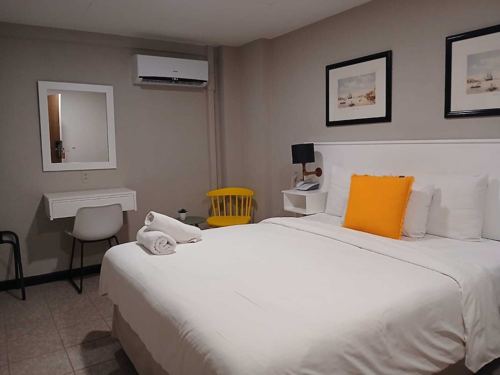 Economy Room, 1 Queen Bed, No Windows