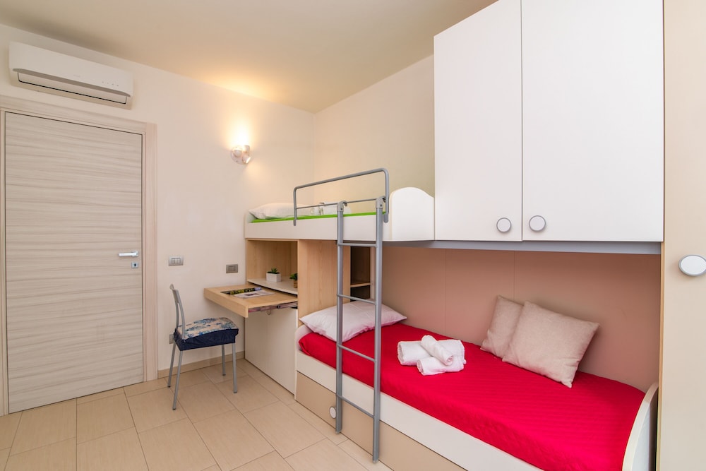 Junior Suite, 1 Queen Bed, Bathtub, City View photo 2