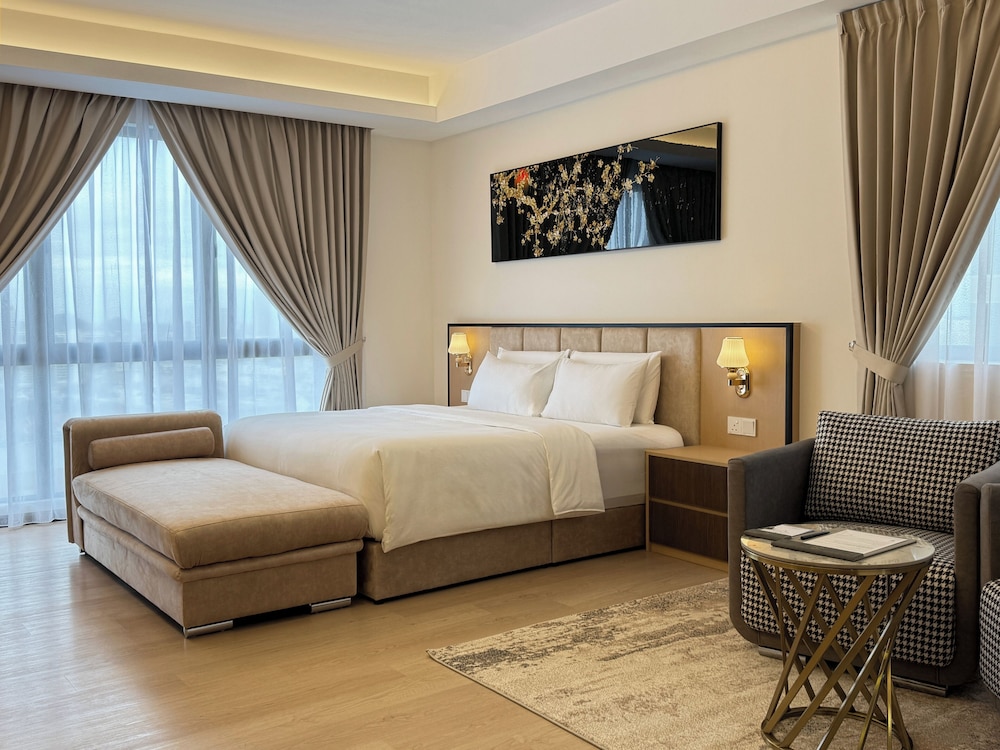 Superior Studio, 1 King Bed, Partial Sea View