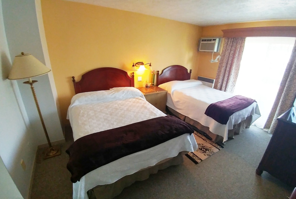 Deluxe Suite, 2 Double Beds, Jetted Tub (Fireplace) photo 1