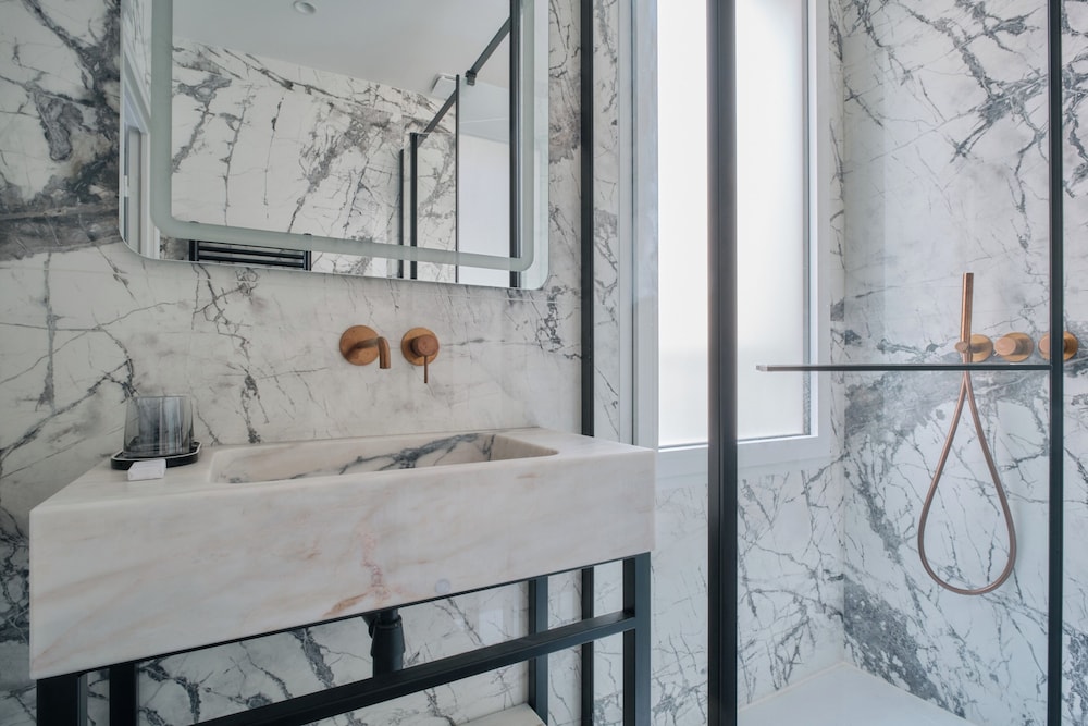 Deluxe One-Bedroom Apartment with City View 401