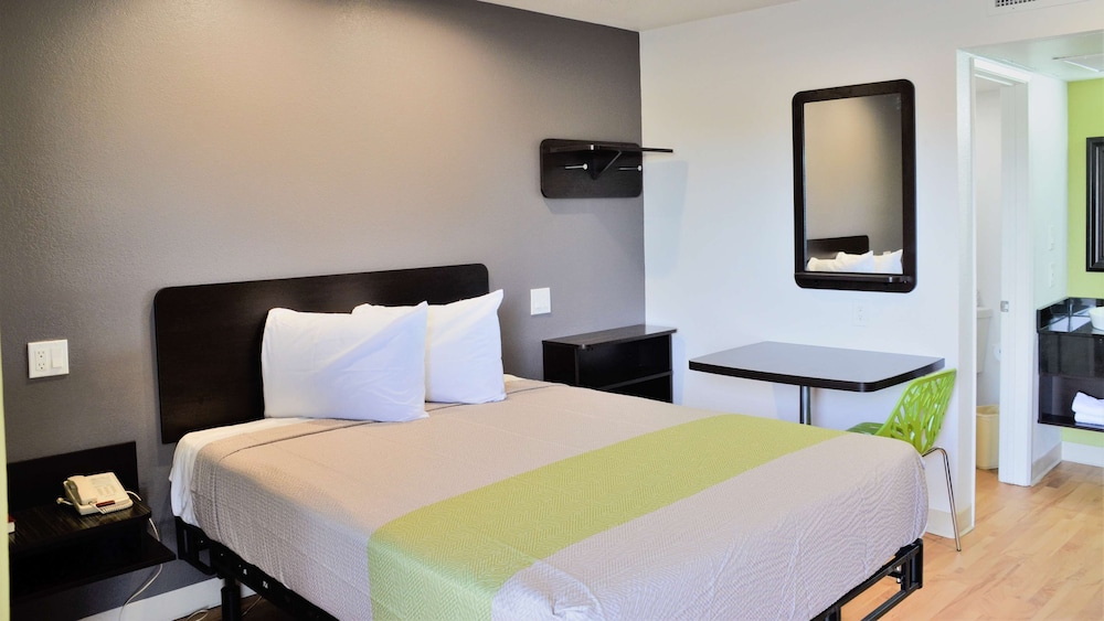 Deluxe Room, 1 Queen Bed, Non Smoking, Kitchenette photo 1