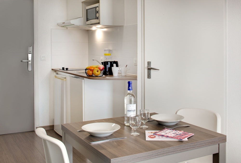 Business Studio, 1 Queen Bed, Kitchenette photo 2