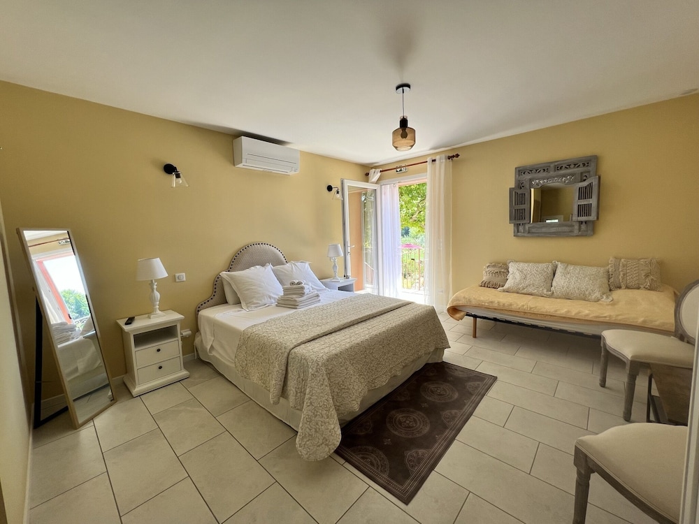 Family Triple Room, Ensuite, Pool View (La Fenière) photo 3
