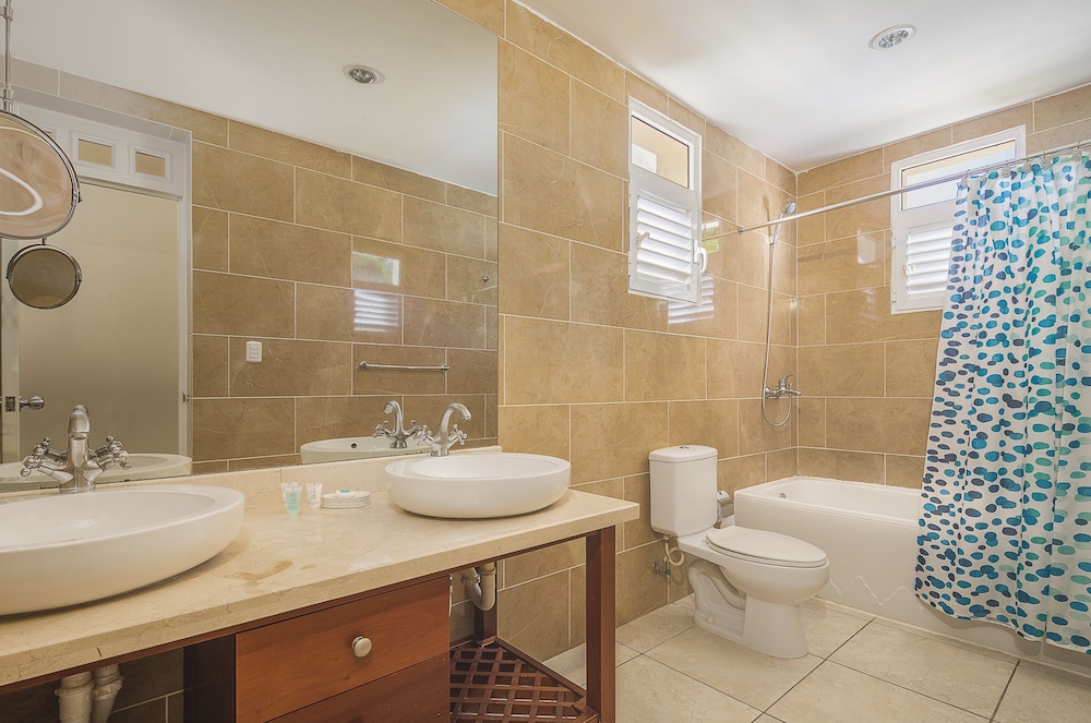 Signature Condo, 2 Bedrooms, Poolside photo 2