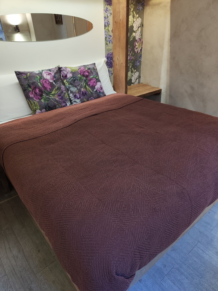 Superior Double Room (Purple Room) photo 3