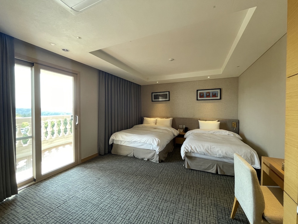 [Morning PKG] [Hotel] Superior(Clean/Standard/FamilyTwin) - Breakfast Buffet for 2 Adults & 1 Child