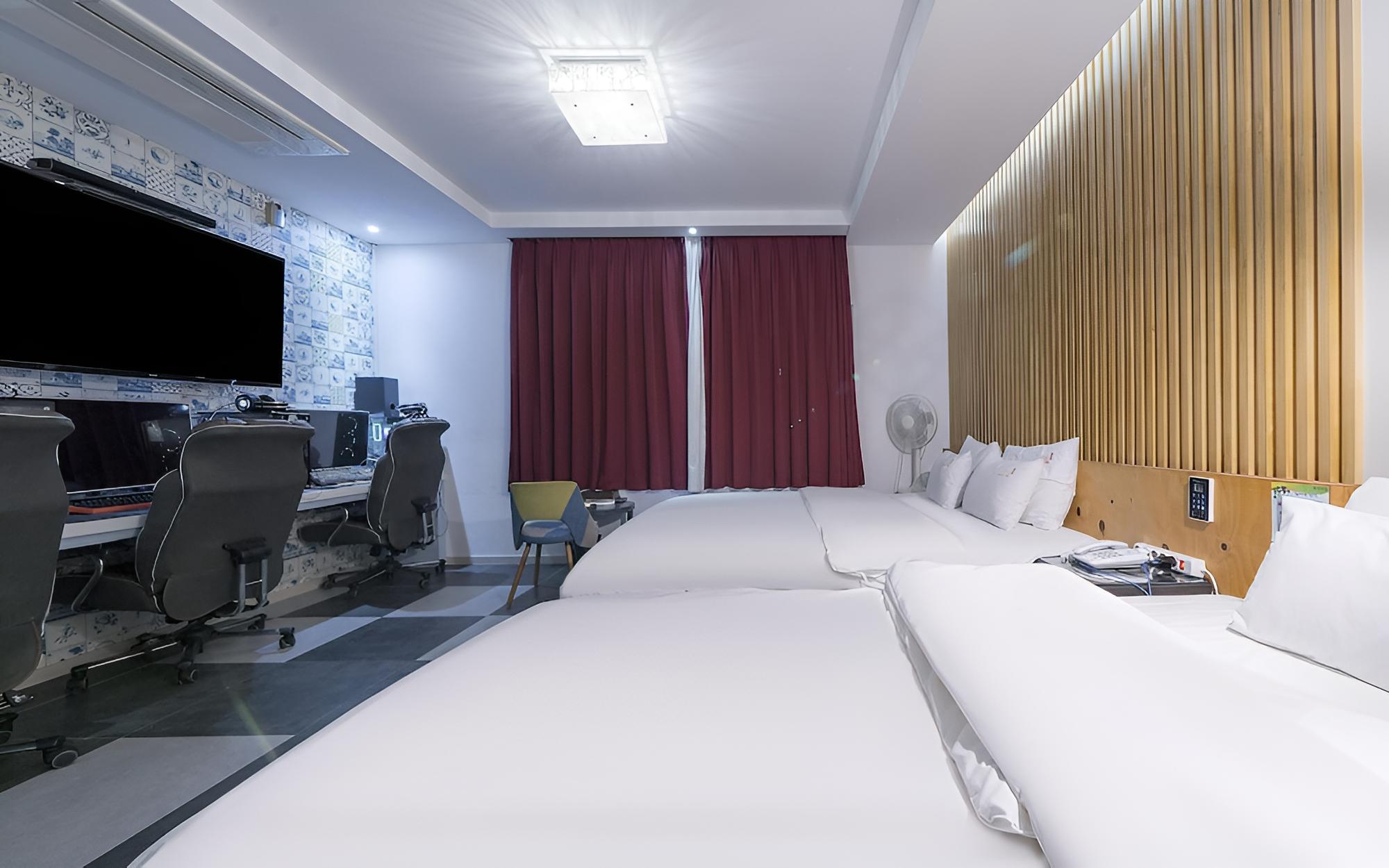 Room (Ultra Twin with 3 PC Room (RTX 2080))