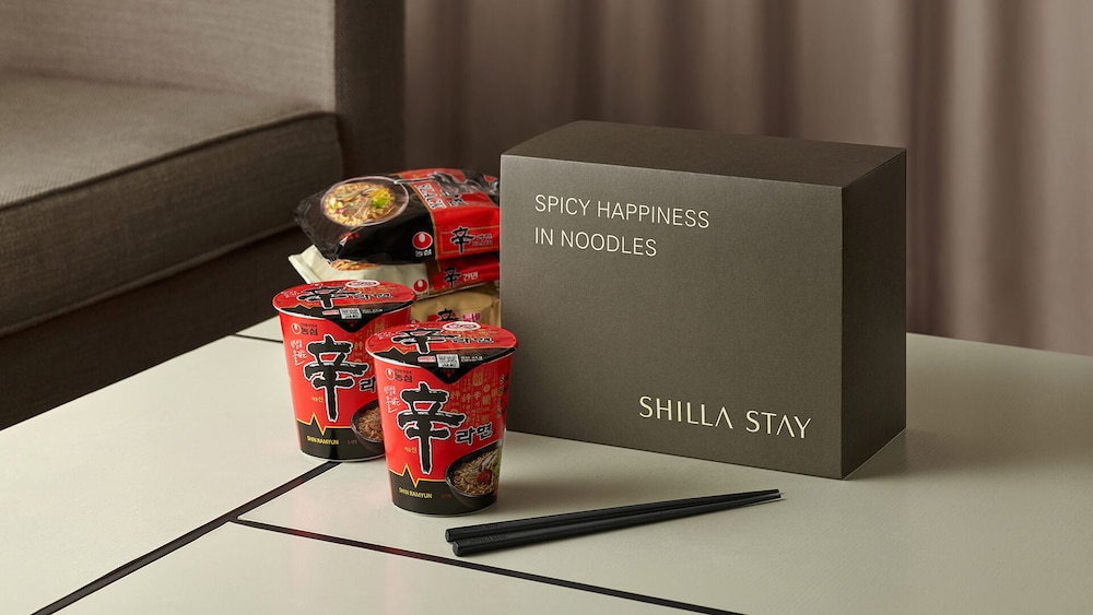 [Spicy Happiness In Shilla Stay] Deluxe Twin Room, Village View + Shin Ramen Gift Box 1(per booking)