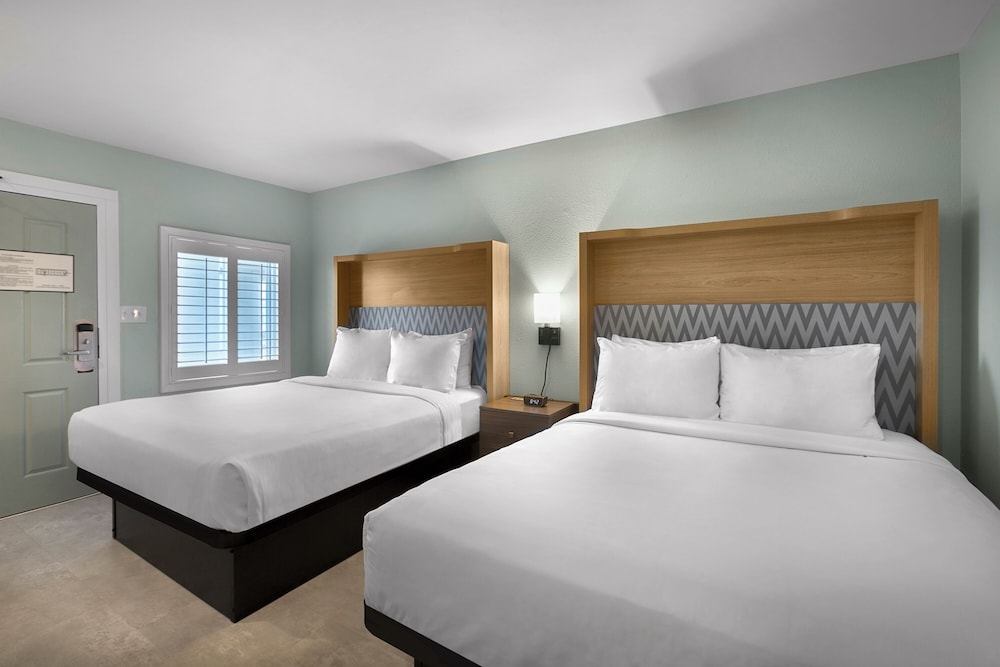 Deluxe Room, 2 Queen Beds - Photo 1
