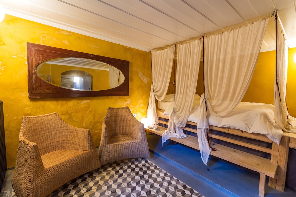 Economy Suite, 1 King Bed, No Windows, Courtyard View (Yellow) photo 1