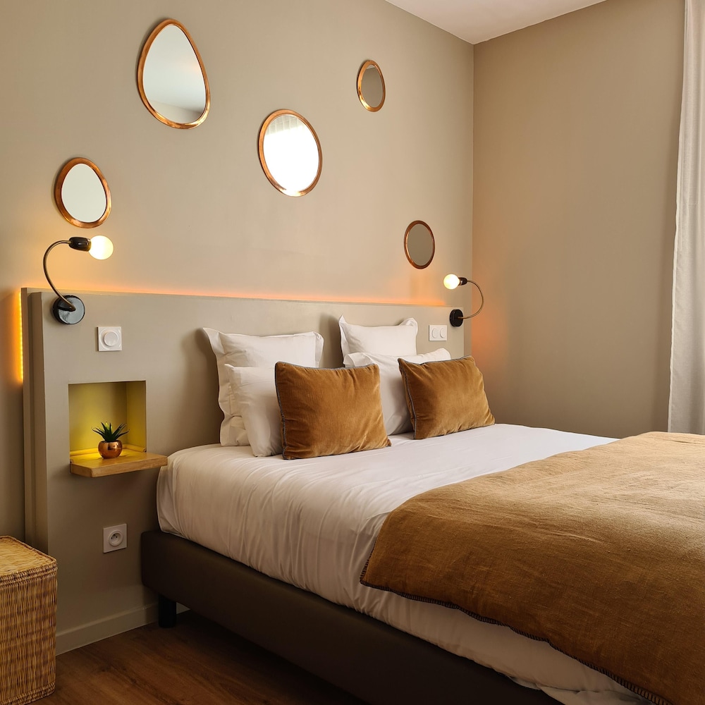 Standard Suite, City View - Photo 8
