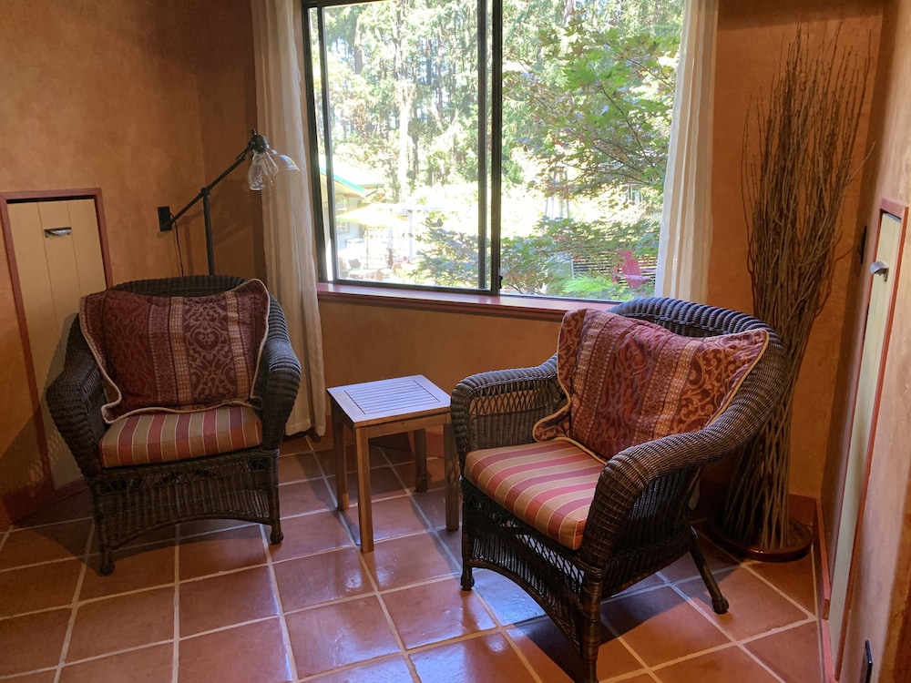 Romantic Loft, 1 Queen Bed, Hot Tub, Garden Area photo 3